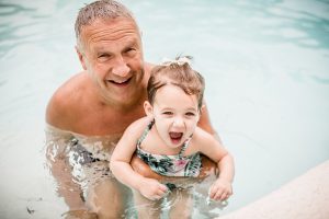 pere-fille-piscine